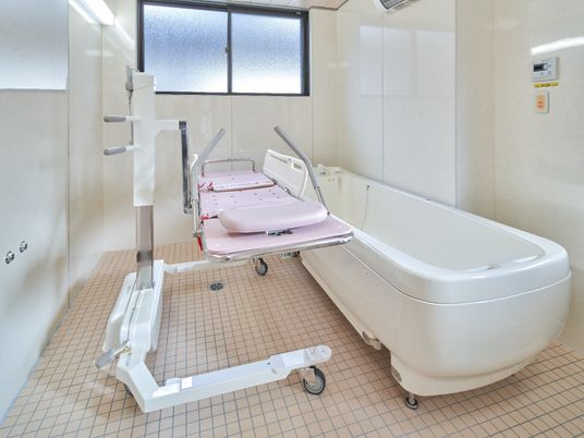 寝たきりの姿勢に対応した臥位浴対応型浴槽の写真。施設にある介護浴室の様子