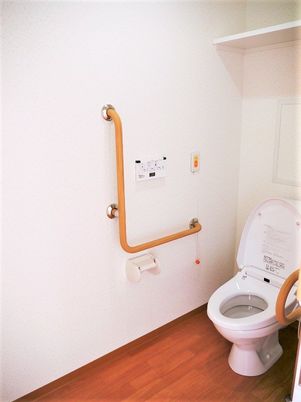 トイレには手すりが両サイドにつき、呼び出しボタンもある。広く介助もスムーズにできる。