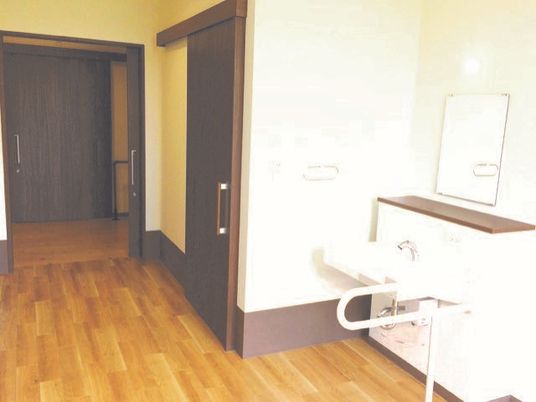 居室には車いす対応の洗面所が付き、手すりもある。トイレや居室のドアはスライド式のドアで開け閉めがスムーズ。フローリングの部屋には段差はない。