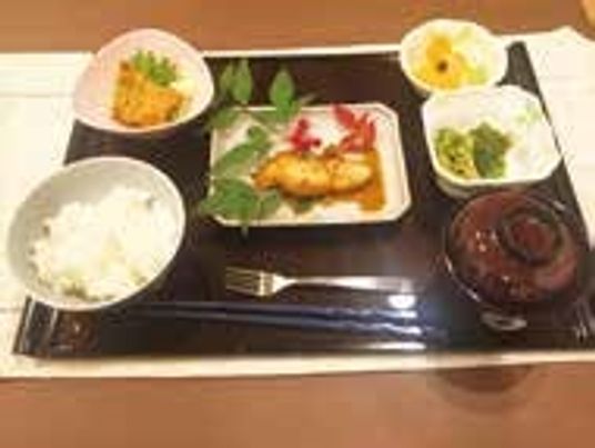 お盆にのせられている食事メニューの様子。ごはんとおかず数品がのっている