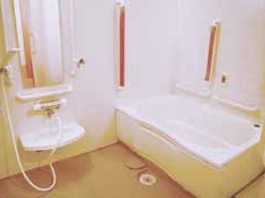 複数個所に手すりが付いている浴室の様子。シャワーを利用できるスペースがある