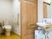 手すり付きのトイレと洗面台が写っている写真。居室内の設備の様子