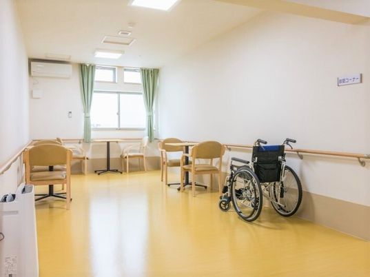 オールバリアフリーの施設内の廊下の様子。車いすやいすが置いてあるスペース