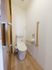 壁にエル字型の手すりが取り付けられているトイレの様子