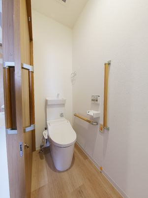 壁にエル字型の手すりが取り付けられているトイレの様子