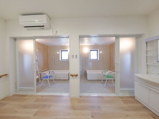 同じ形の浴室が2つ並んでいる様子。施設内の水回り設備の写真