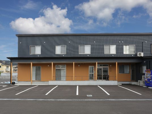 シックな色合いの建物の外観写真。サービス付き住宅あしあとゆるりの外観
