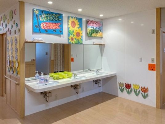 利用者が創作したちぎり絵が飾られている洗面台