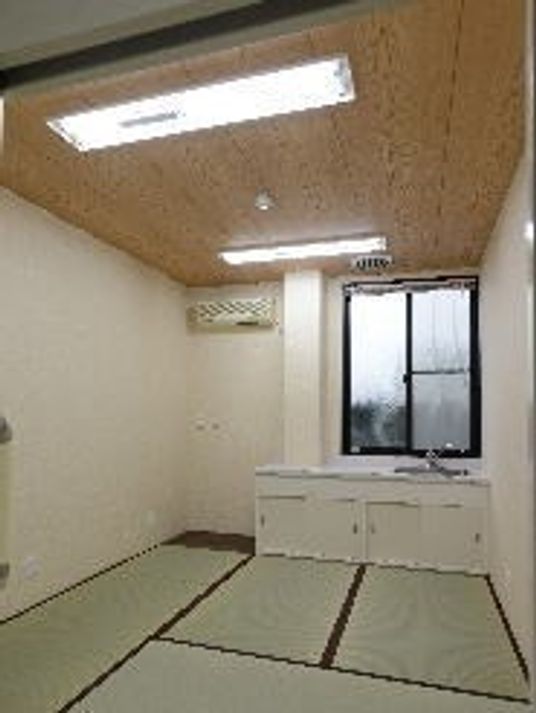 たたみが敷かれている和室使用の部屋の様子。窓の外に景色が見えているのが分かる