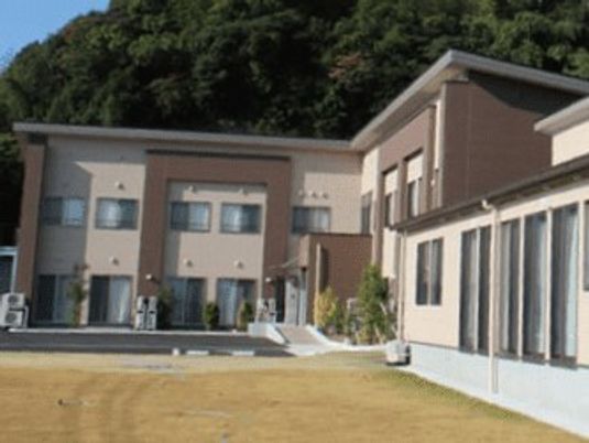 ２階建ての住宅のような雰囲気の建物。施設の外観写真