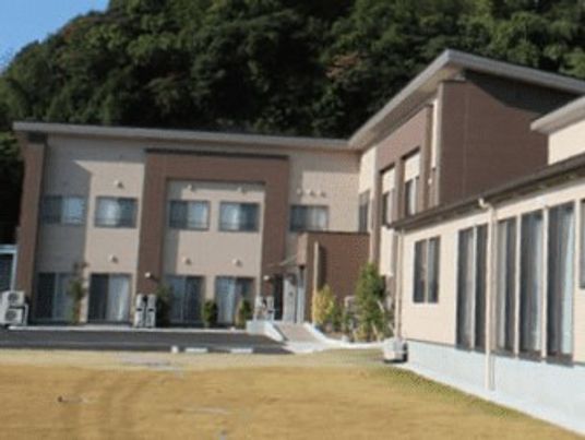 ２階建ての住宅のような雰囲気の建物。施設の外観写真