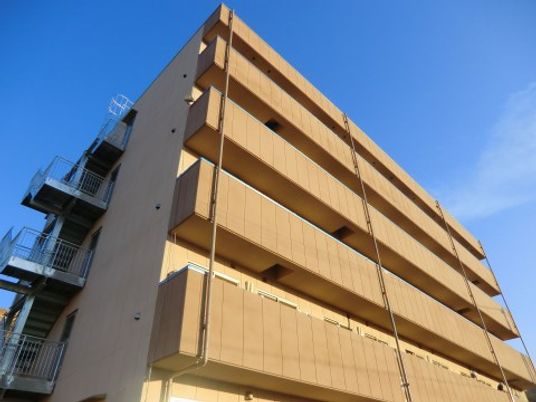ベージュの外観が青い空によく映えるバリアフリー設計の建物が新しいセカンドライフの舞台に。リーズナブルな料金設定も魅力の住まいです。