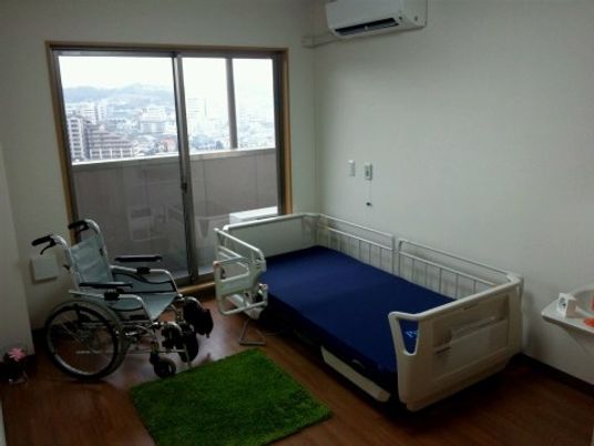 居室にベッドを車椅子を置いてみました。車いすをお使いの方も、充分な広さだから快適に暮らせる住まいの環境となっています。