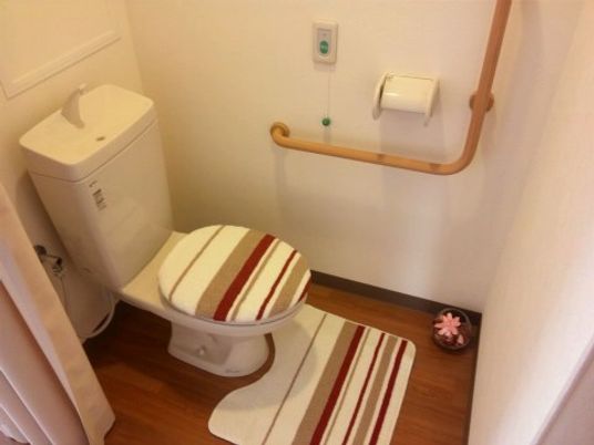 オシャレな便座カバーの付いたバリアフリーのトイレです。ナースコールや手すりもついていますので、シニアの方にも安心設計。