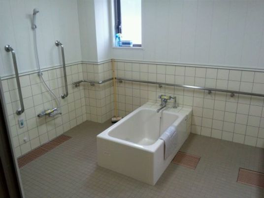 転倒防止用の手すりがついた浴室は、個浴タイプですのでプライバシーを気にされる方にも快適です。もちろん、介護ケアが必要な方もしっかりと入浴介助が受けられる設計となっています。