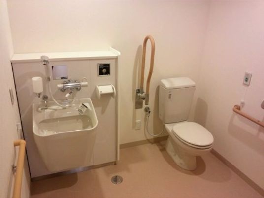 広々としたスペースの車椅子対応型トイレです。手すりやナースコールも完備された、介助が必要な方も安心してお使いいただけるトイレとなっています。
