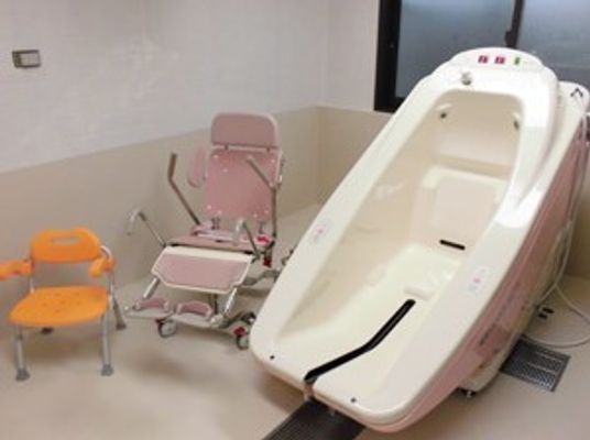 寝たきりの姿勢や座った姿勢に対応している介護浴槽の様子。施設内の設備写真