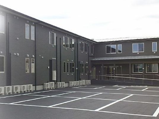 駐車場スペースがある建物の様子。無駄のないデザインの施設外観