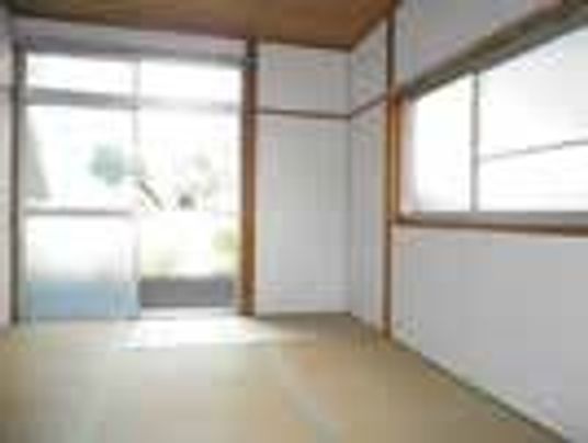 畳敷きの和室は大きな窓が付き、日当たり良好。明るい雰囲気の部屋には家具などは置かれていない。