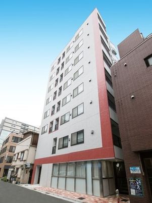 8階建ての建物は鉄骨造りでどっしりとしている。周辺にもビルが立ち並ぶ街中にある施設。