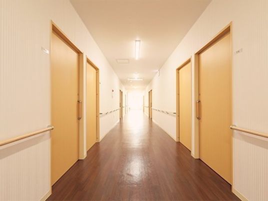 まっすぐな廊下の両サイドには居室があり、全域に手すりが付いて安全。