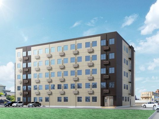 ベージュと濃茶、ツートンカラーの外壁の5階建て建築物