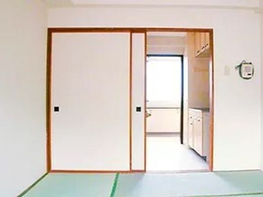 畳敷きの和室とダイニングの間には障子が設置され、日当たりも良好。家具などは置かれていない。