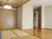畳敷きの部屋とフローリングの部屋がつながった広めの居室の様子