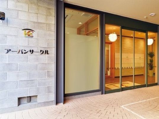 玄関のドアの近くには住宅の名前が書かれている。段差のない造り。