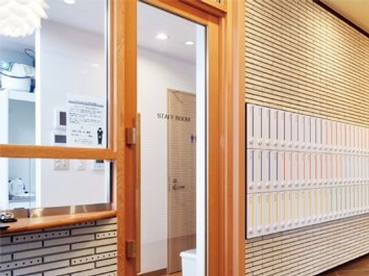 スタッフルームはドアもガラス張りで中が見えるようになっていて、オープンな雰囲気。
