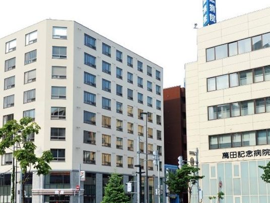 二つの建物が並んで立っている。右は母体の病院、左が住宅。