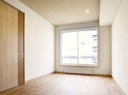 大きな窓の下にはパネルヒーターがあり、収納スペースも十分ある。