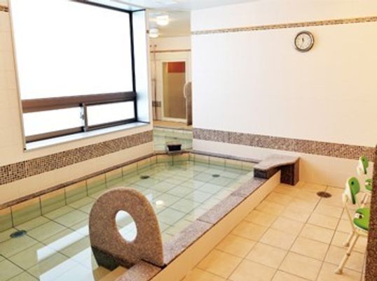 大きな窓が付いた大浴場には温泉気分にさせてくれる大きな浴槽が付いている。