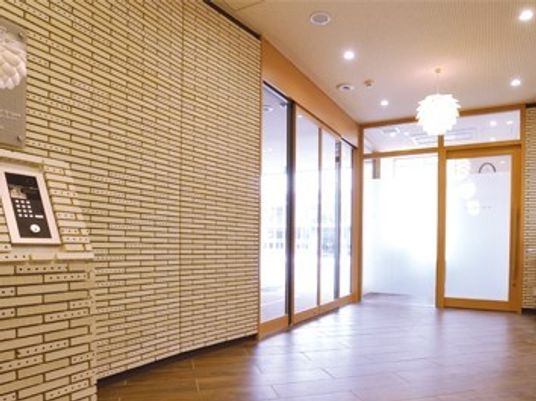 エントランスにはセキュリティシステムを完備。花のような形の照明がある。