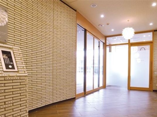 エントランスにはセキュリティシステムを完備。花のような形の照明がある。