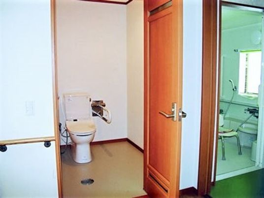 両側に手すりがついているトイレの様子。施設内に設置されている安全な設備