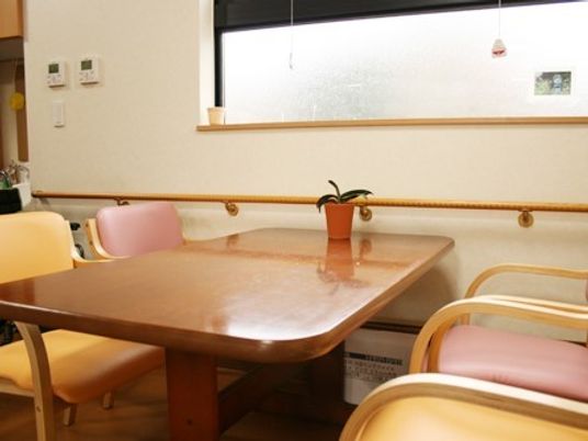 施設内の一画に用意されているリラックススペースの様子。小さな四人掛けのテーブルと椅子