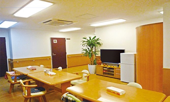 広間に複数の机と椅子