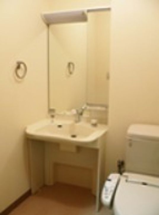 トイレと洗面所は同じスペースに。車いすにも対応できるよう足元のスペースが開けられた洗面台。