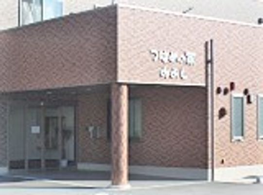 四角い箱端にデザインされた建物の様子。直線で構成された小さな住宅の外観