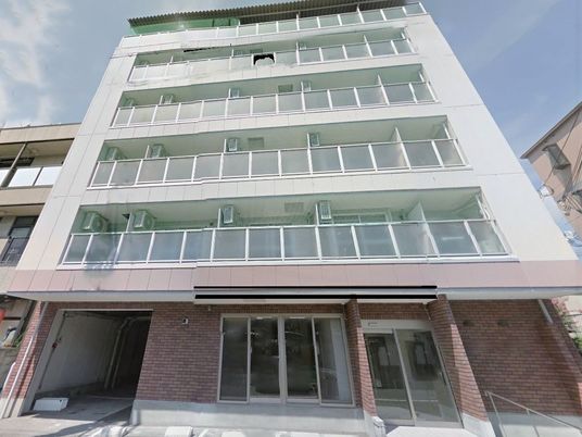 近代的なデザインの建物が写っている写真。清潔感のある建物