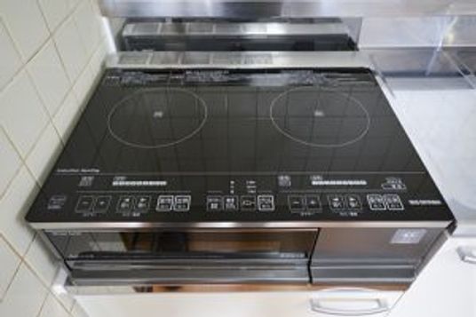 魚グリル付きのIHクッキングヒーターが置かれたキッチン。
