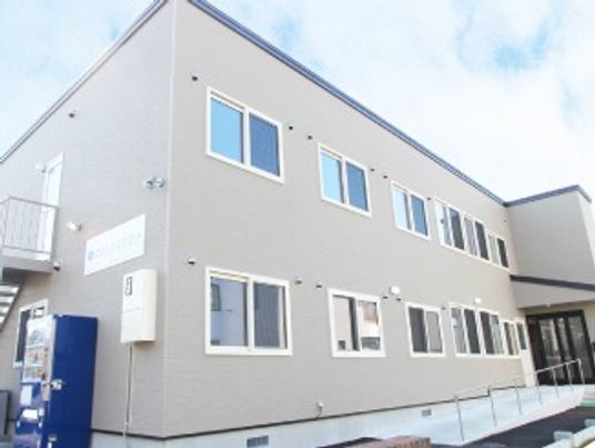 ブラウンを基調とした建物は2階建て。玄関部分にはスロープが付き、バリアフリーとなっている。