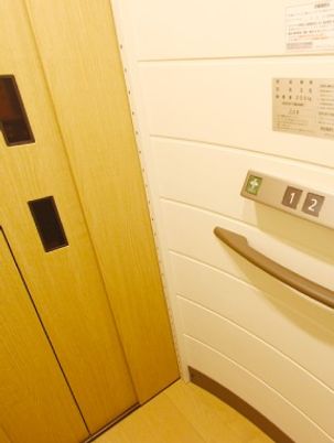 エレベーターは高齢者向けのシンプルで使い勝手のいいタイプ。手すりも設置されている。