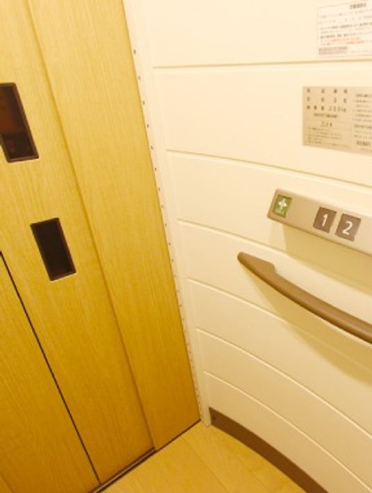エレベーターは高齢者向けのシンプルで使い勝手のいいタイプ。手すりも設置されている。