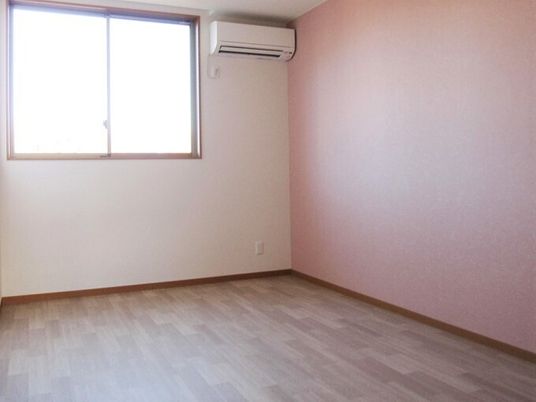 フローリング仕様のワンルームタイプの部屋。エアコンがついている様子