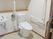 可動式・固定式の手すりがついた介護仕様のトイレの様子