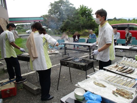 ベッドと小さな箪笥が置いてある施設内の居室の様子
