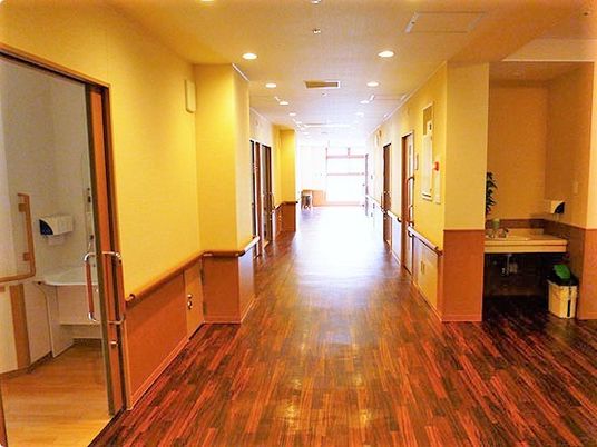 まっすぐに伸びた廊下の両サイドに居室があり、手前には洗面所やトイレがある。
