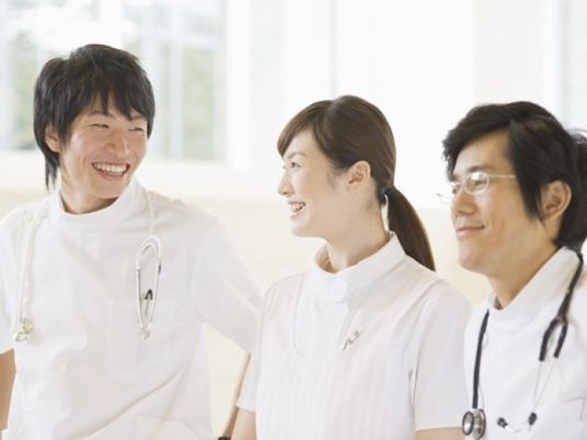 医師と看護師が笑いながら何かについて話している様子。リラックスしている時間帯